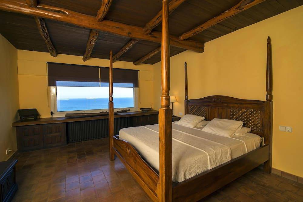Spacious villa with amazing sea views . 150 meters from the beach in Siesta, Santa Eulària des Riu