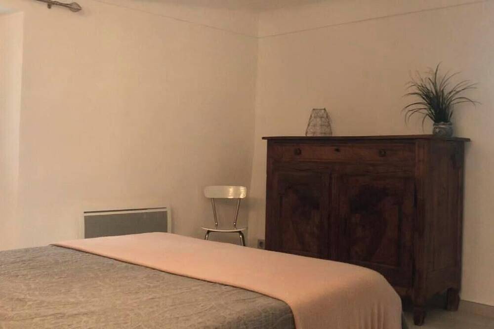 Hamlet house in Saint Saturnin-lès-Apt in the heart of the vineyards in the Luberon in Saint-Saturnin-lès-Apt, Parc naturel régional du Luberon