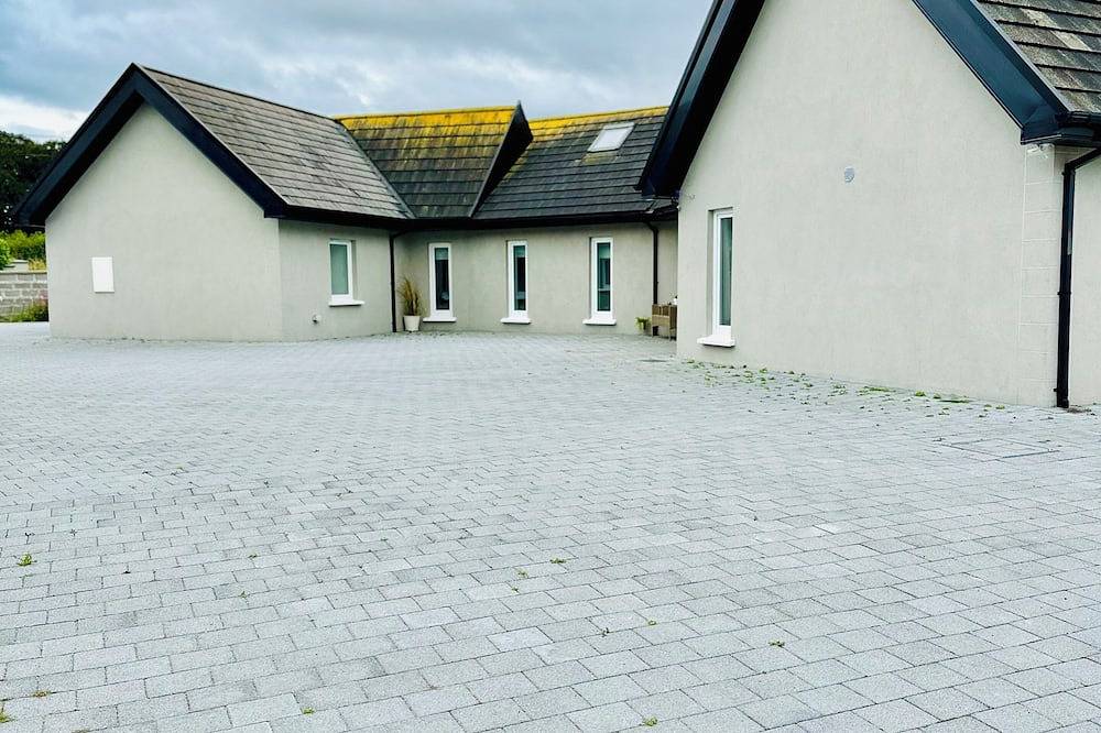 Charming 3-bedroom property with free Wifi and parking near Kildare village in County Kildare