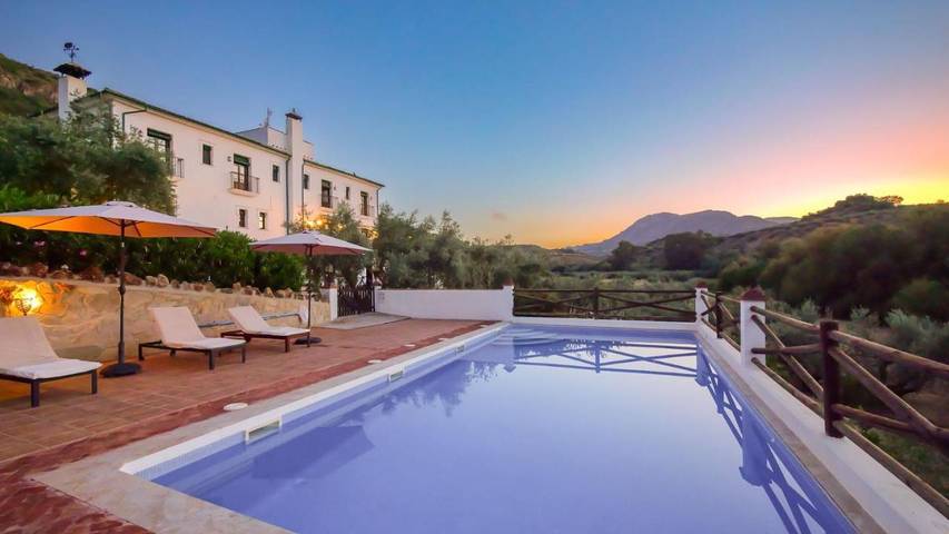 Alojamiento y desayuno para 12 personas, con piscina además de jardín y terraza - 1