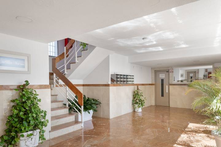 Entire apartment, Valdelagrana Beach & Pool Apartment with Shared Pool, Private Terrace, and Wi-Fi in Playa de Valdelagrana (El Puerto de Santa María), El Puerto de Santa María