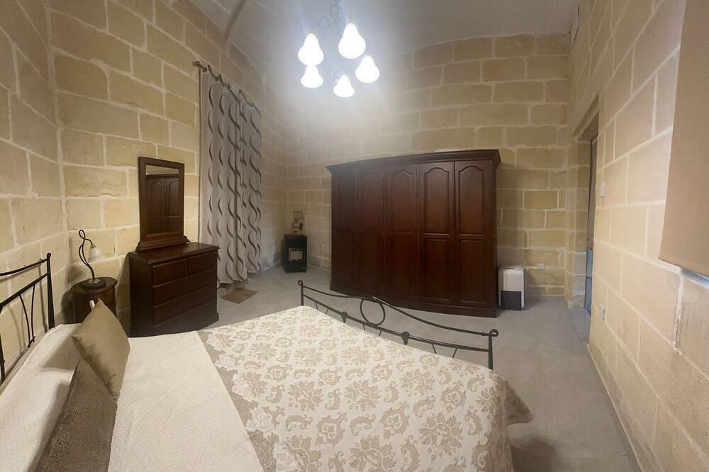 Charming 1-bedroom house with Ac, Wifi in beautiful Birzebbugia in Gudja, Malta Island
