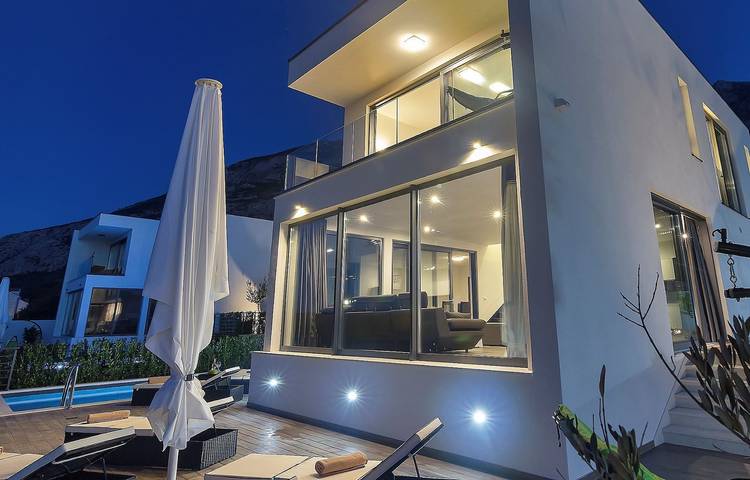 Ferienhaus für 6 Personen, mit Meerblick und Balkon sowie Terrasse und Garten in Makarska