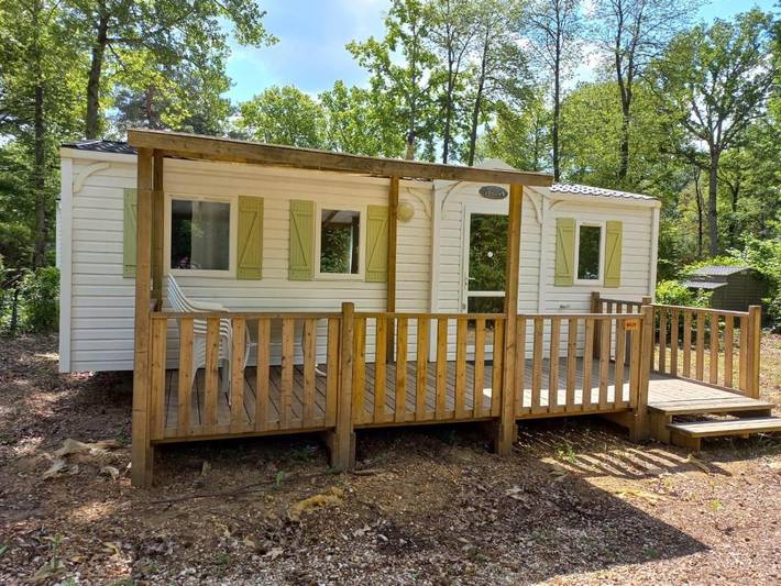 Parc de vacances pour 6 personnes, avec terrasse ainsi que piscine et vue à Saint-Chéron