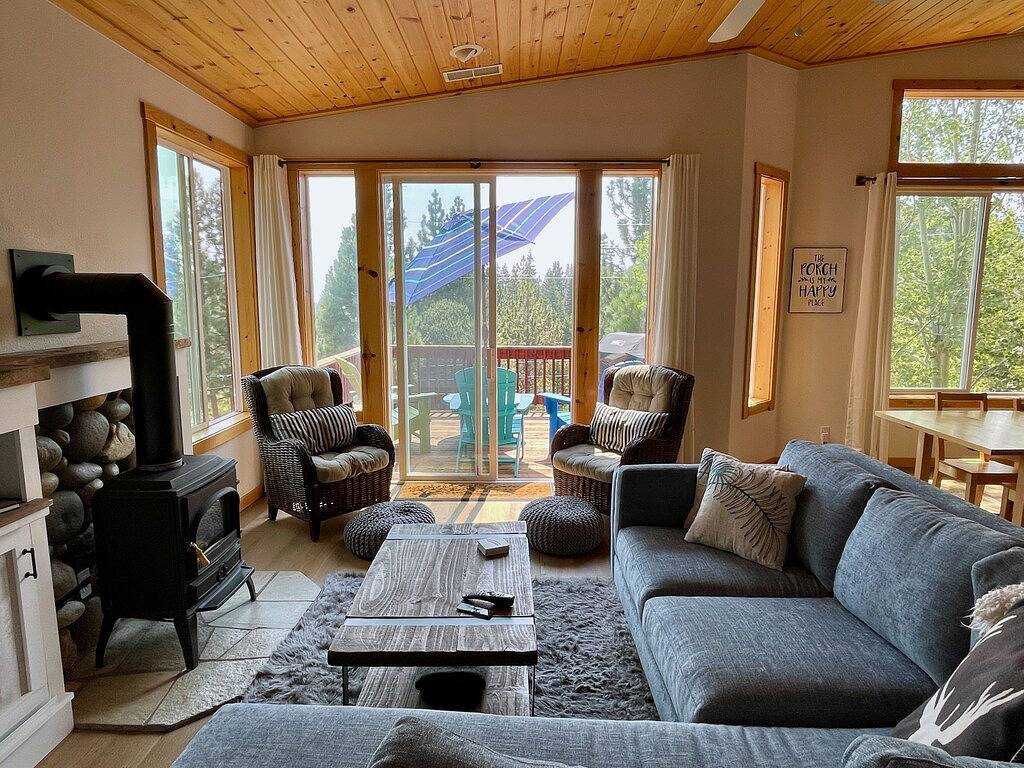Ganze Wohnung, Neu!! Familienfreundlich, herrliche Aussicht und Schritte zum Tahoe Donner Ski Hill in Truckee, Donner Lake