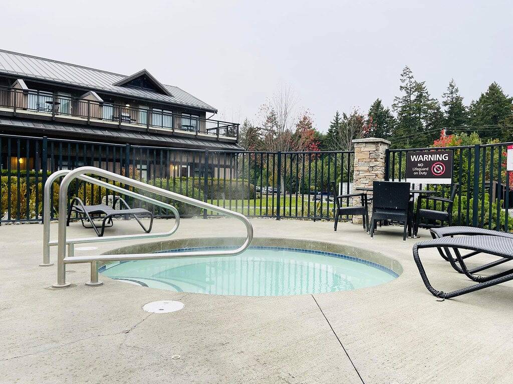Newer! On Oceanfront Resort Property Sleep 6. 2 bed 3 bath. Pool. Hotub. Gym. in Parksville, Regional District of Nanaimo