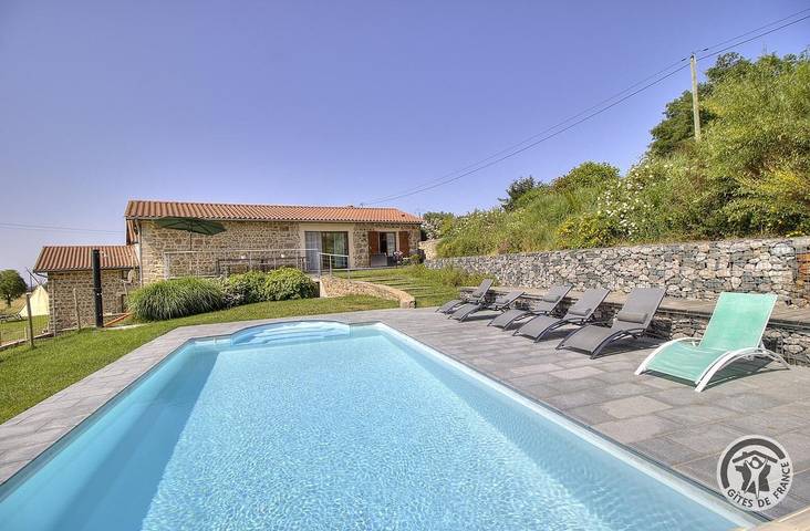 Gîte pour 15 personnes, avec Balcon et Terrasse ainsi que Jardin et Piscine à Saint-Julien-sur-Bibost