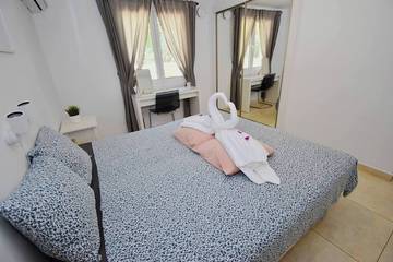 Villa for 12 Guests in Fuengirola, Costa del Sol, Picture 2