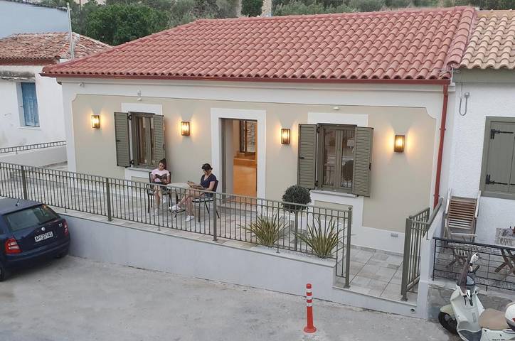 Ferienhaus für 6 Personen, mit Balkon und Whirlpool sowie Garten in Tolo