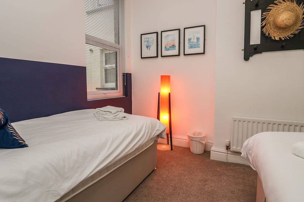 West End Bay, pet friendly, character holiday cottage in Morecambe in Morecambe, Lancashire