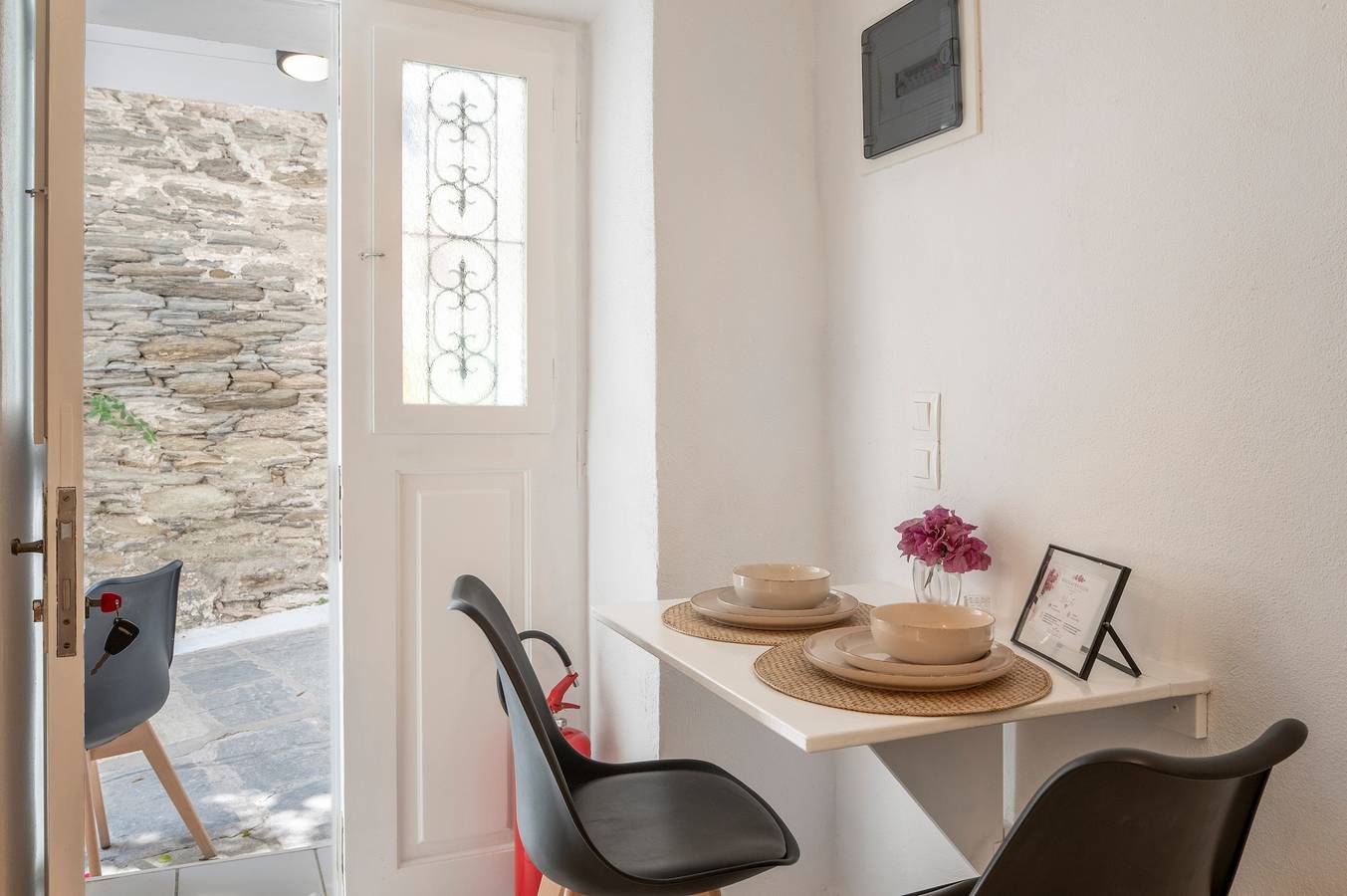 Casita 'Bougainvillea' con Wi-Fi y aire acondicionado in Andros (desambiguación)
