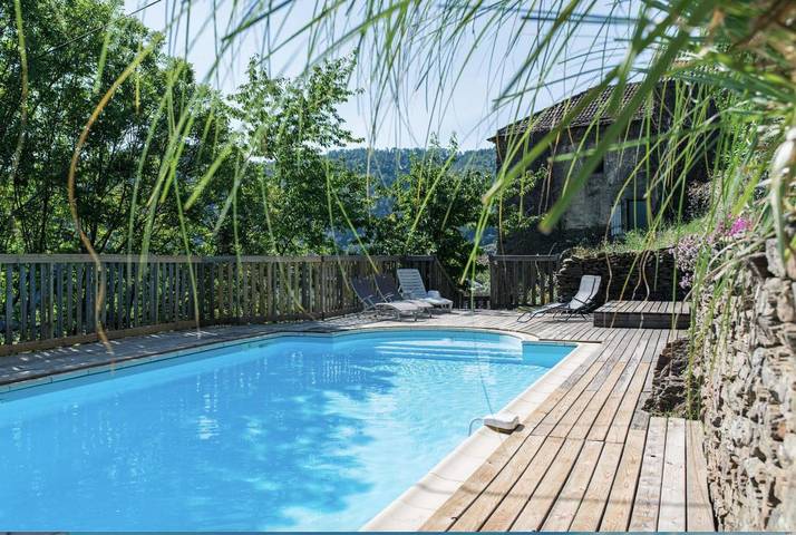 Location de vacances pour 22 personnes, avec vue ainsi que terrasse et piscine à Saint-André-Lachamp