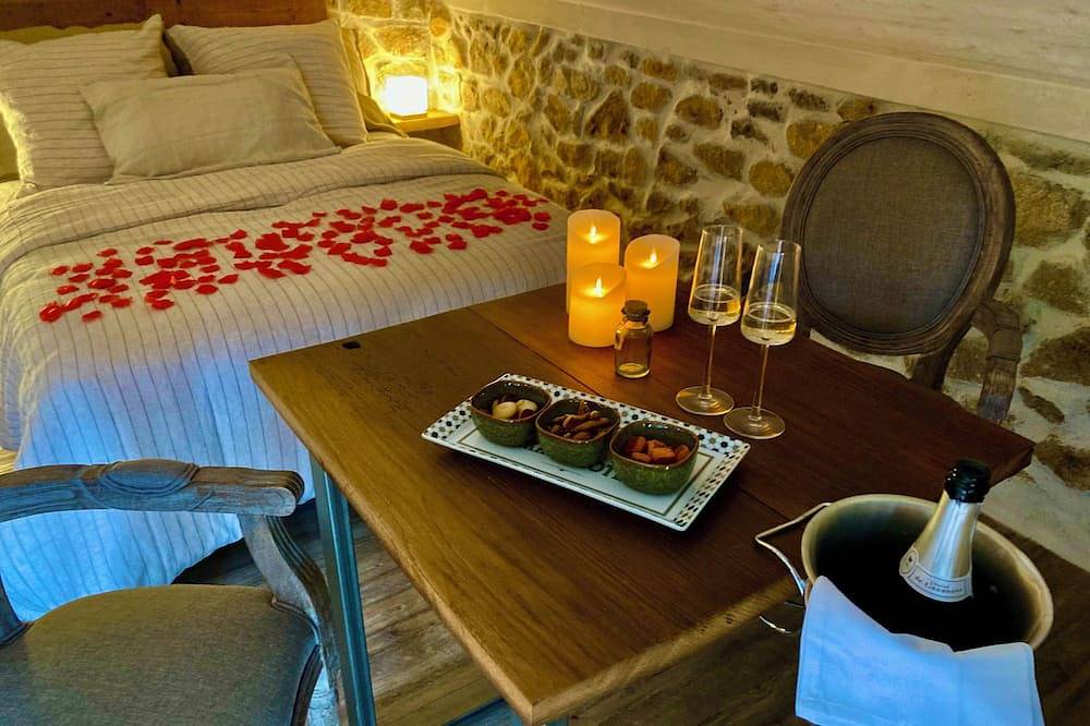 Laissez Vous Tenter par une Nuitée Romantique Avec Bain Nordique Privatif! in Vallées-d'Antraigues-Asperjoc, Parc naturel régional des Monts d'Ardèche