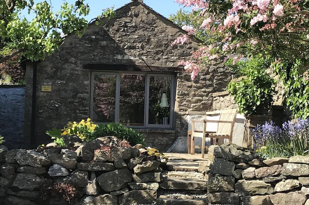 Traditional Lakeland Hideaway Cottage for two, close to the Lakes and Dales in Cumbria