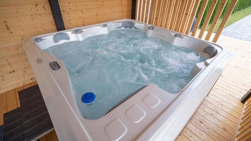 Villa für 8 Personen, mit Sauna und Whirlpool sowie Terrasse und Garten - 1