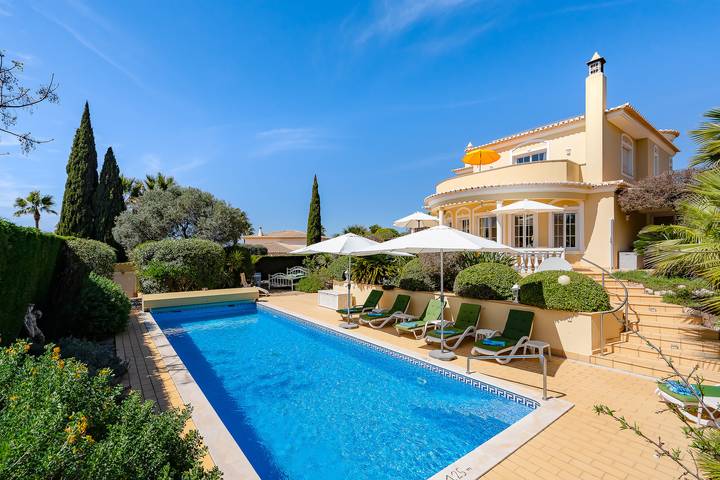 Ferienhaus für 7 Personen, mit Balkon und Terrasse sowie Garten