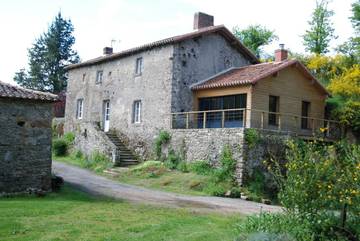 Location de vacances pour 6 personnes, avec vue et jardin à Saint-Pierre-des-Échaubrognes