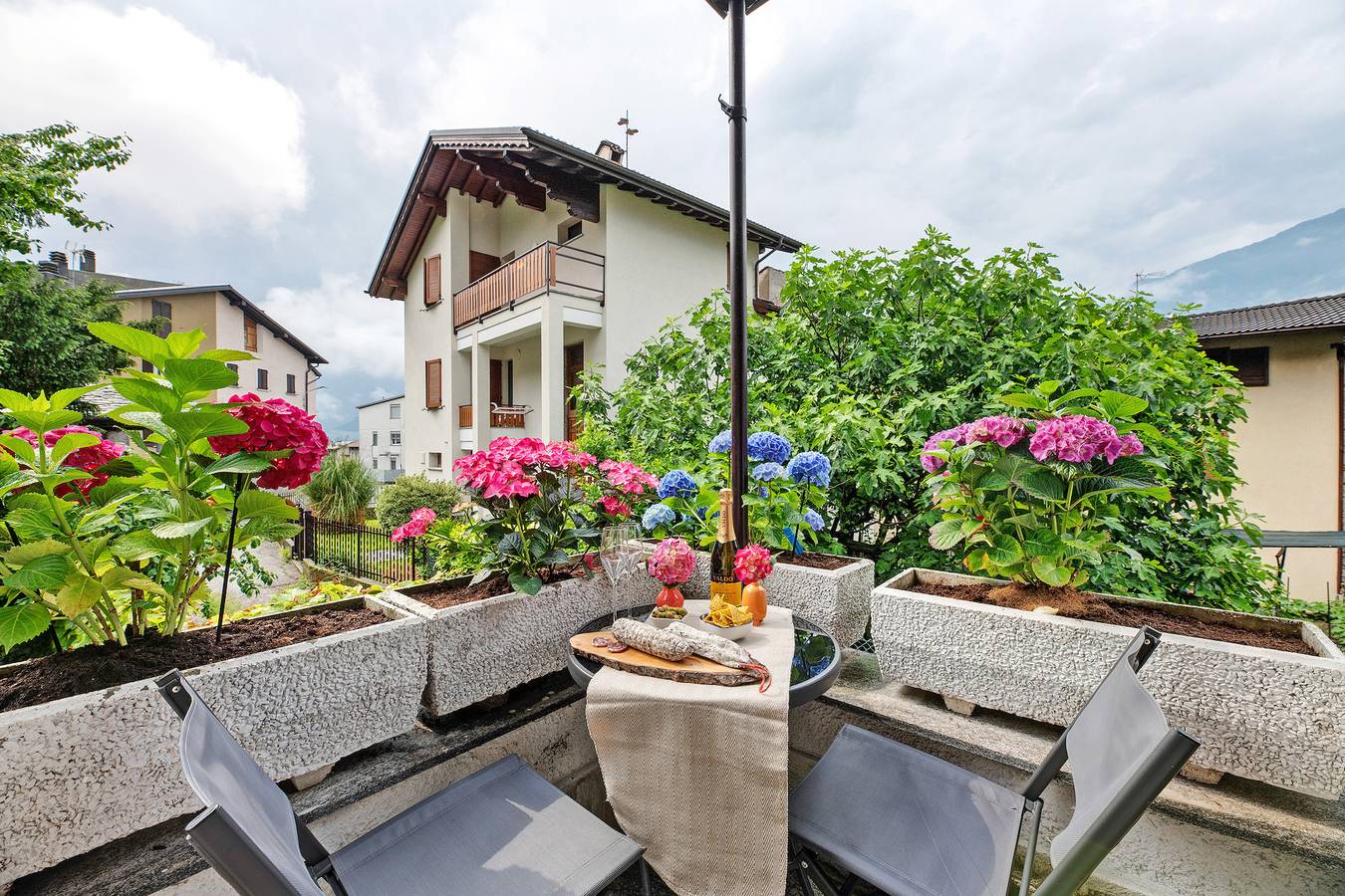 Entire apartment, Apartment 'Isa' with Mountain View, Wi-Fi and Air Conditioning in Delebio (Town), Delebio