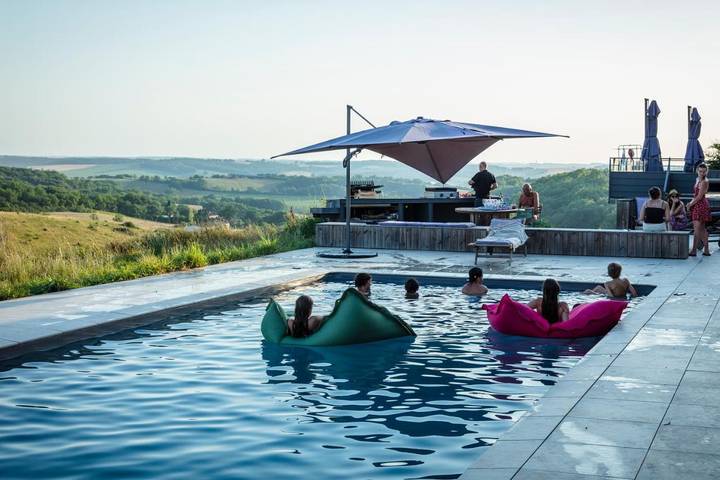 Location de vacances pour 6 personnes, avec Balcon et Terrasse ainsi que Piscine et Vue à Biran