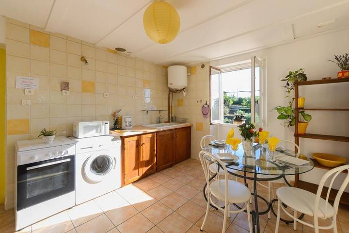 Gîte pour 3 personnes, avec piscine et terrasse dans Largentière - 3