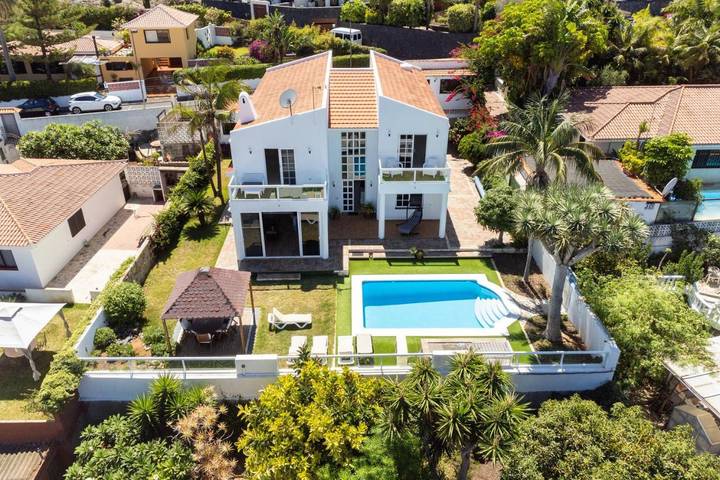 Casa de vacaciones para 14 personas, con jacuzzi y terraza además de piscina y jardín - 1