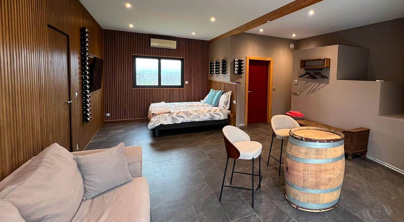 La chambre aux bouteilles du vigneron au Domaine Gueth - Suite premium "L'Inattendue" in Gueberschwihr, Parc naturel régional des Ballons des Vosges