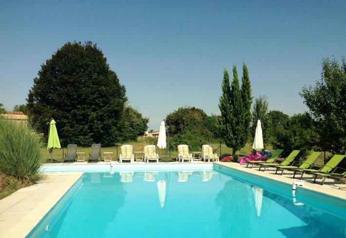 Location de vacances pour 8 personnes, avec Terrasse et Jardin ainsi que Piscine et Vue à Lorignac