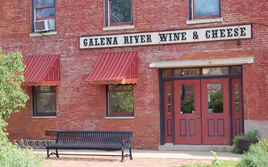 Ganze Wohnung, 2-stöckige Wohnung ~ Einzigartige Aussicht auf den See ~ Kamin ~ Einfacher Spaziergang zum Eagle Ridge ~ in Jo Daviess County