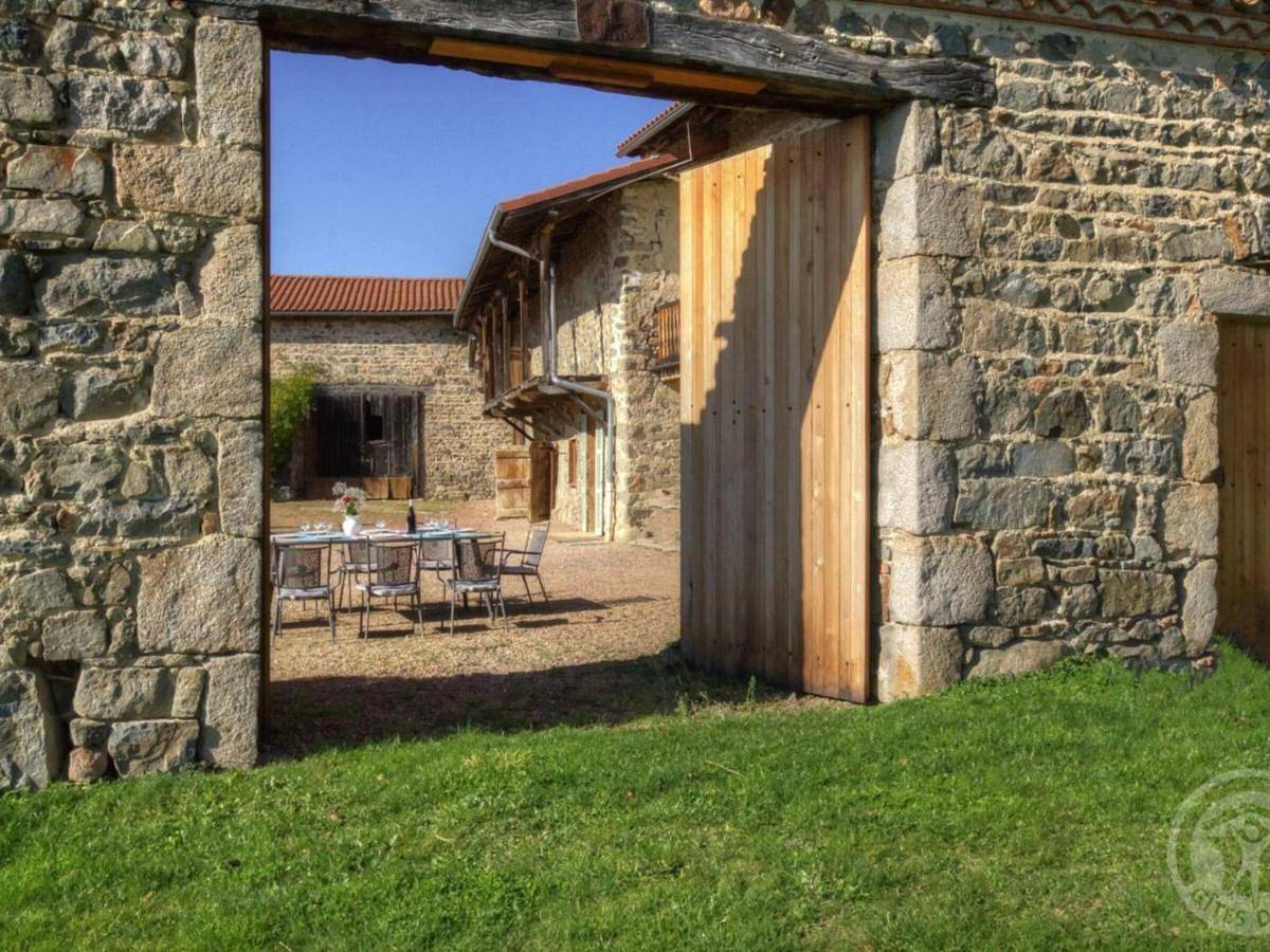 Grand gîte familial avec jardin privatif et équipements complets, au cœur de la campagne paisible - Fr-1-496-104 in Luré, Région de Roanne
