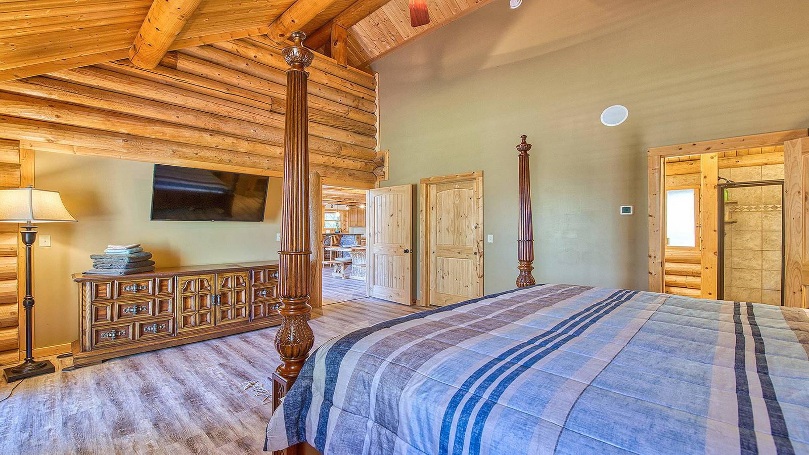 Entire studio, Slps 24;12m town;7acre; huge yard; theatre+gmroom! in Jackson County