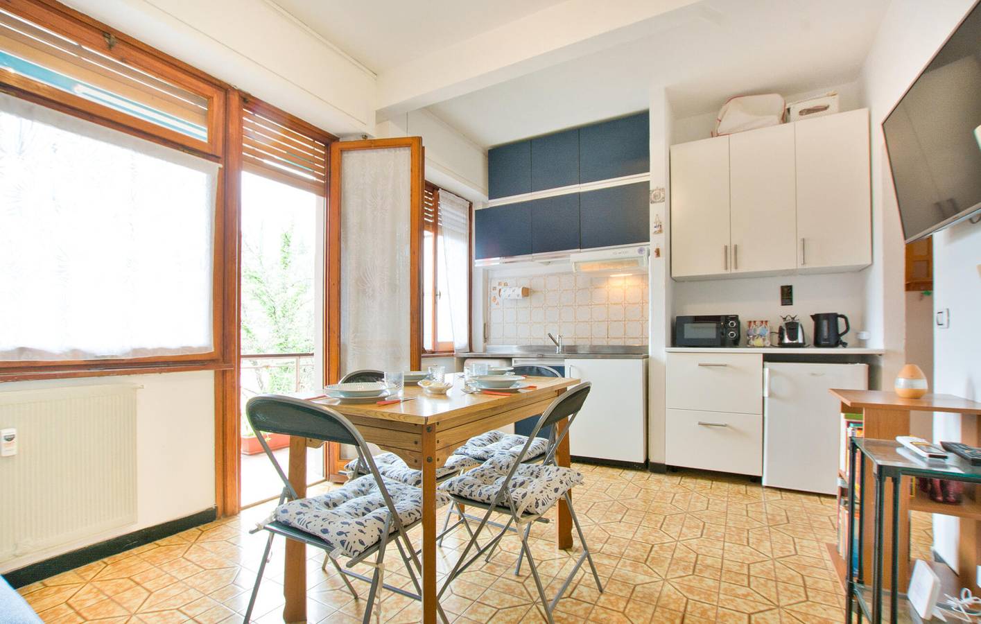 Ganze Ferienwohnung, Modernes Apartment mit Terrasse, WLAN und Parkplatz in der Nähe des Strandes von Pomaro in Zoagli, Riviera di Levante