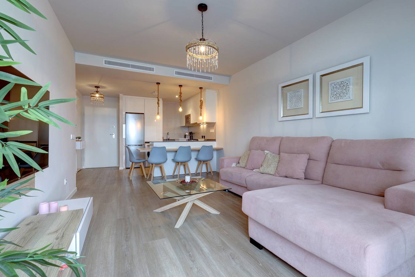 Entire apartment, Apartment 'Wellingtonia' with Sea View, Pool, Padel Court & Wi-Fi in Estepona, Costa del Sol
