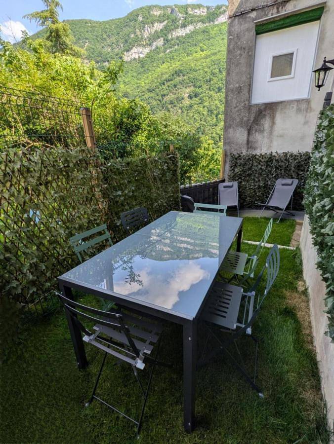 Location de vacances pour 6 personnes, avec jardin et vue dans Tenay