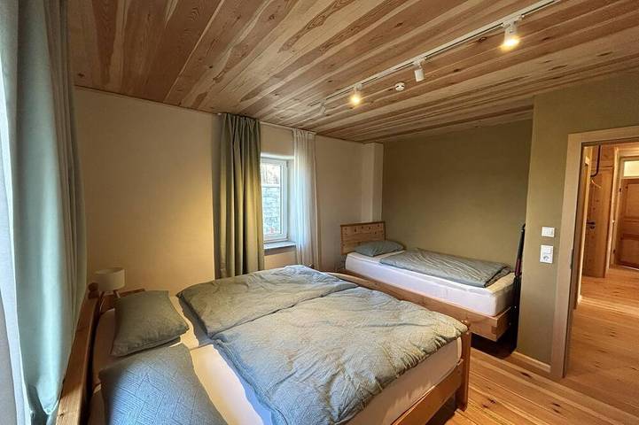 Ganze Wohnung, Großzügige Ferienwohnung für 5 mit Sauna, Garten & Zirbenholz in Bärnau, Naturpark Nördlicher Oberpfälzer Wald