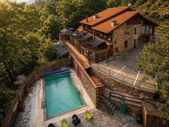 Casa rural con piscina para 4 personas, con Terraza y Jacuzzi además de Jardín y Piscina en Liébana