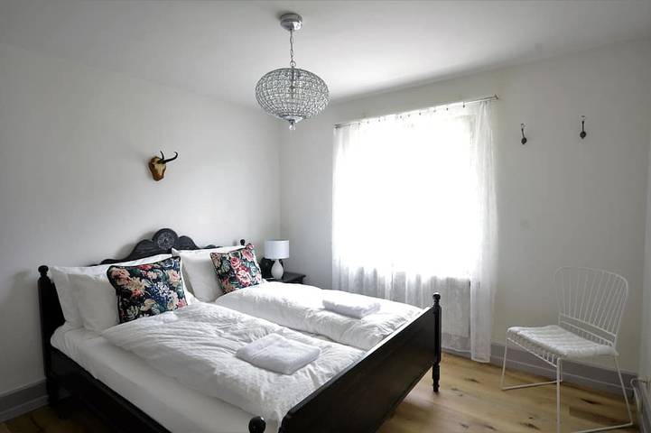 Ganze Wohnung, Apartment 2.  Lakeside property.   Amazing Views, balcony & garden. in Bönigen b. Interlaken, Bönigen