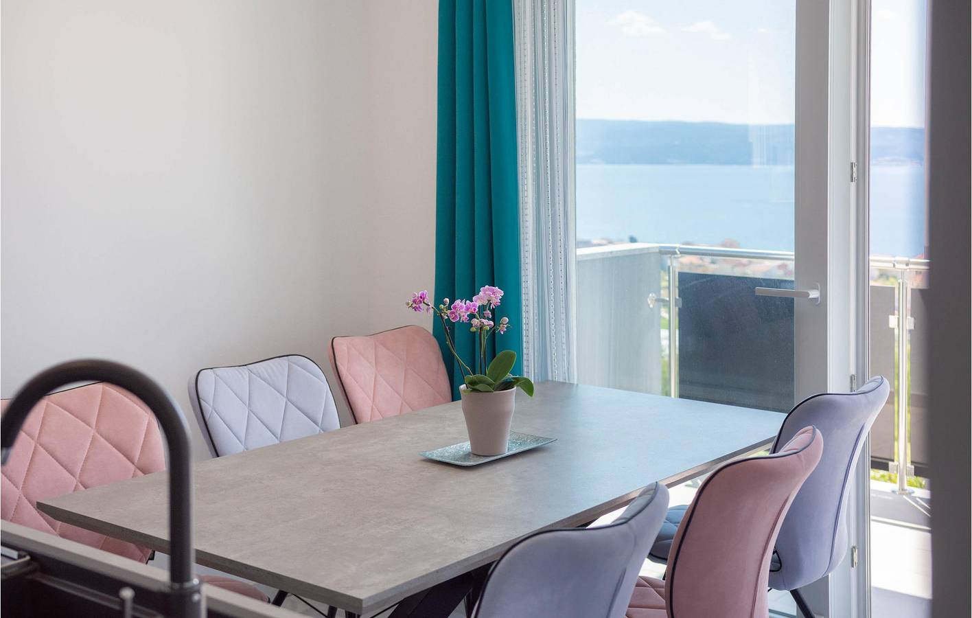 Ganze Ferienwohnung, Gemütlich, 2,5 km vom Strand entfernt: Geräumige Ferienwohnung mit Terrasse und WLAN in Podstrana, Split-Dalmatien