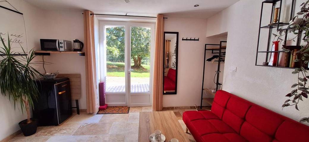 Location de vacances pour 2 personnes, avec vue ainsi que piscine et jardin, animaux acceptés à Montignac-de-Lauzun