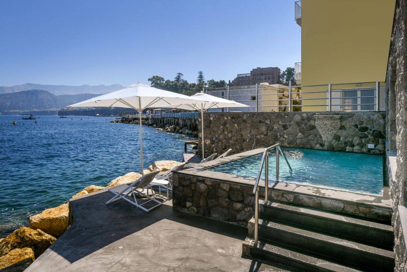 Beachfront Villa Sorrento & private sea access in Sorrento, Sorrentinese schiereiland
