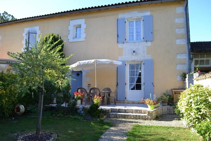 Gîte pour 5 personnes, avec jardin dans Saint-Genis-d'Hiersac
