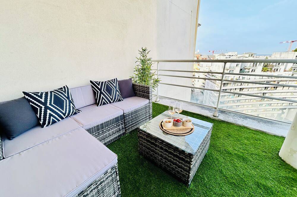 Entire apartment, Modern and cosy apartment with a beautiful terrace and parking, Paris La Défense in Courbevoie, Hauts-de-Seine