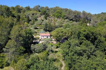 Gîte pour 4 personnes, avec terrasse à Tourrettes