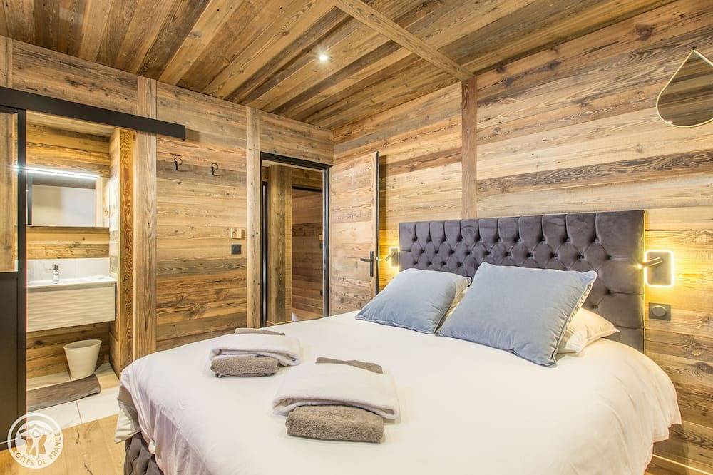 Chalet Panoramique 14 pers face au Mont Blanc au bord des pistes Sauna Jacuzzi in Le Praz de Lys, Taninges