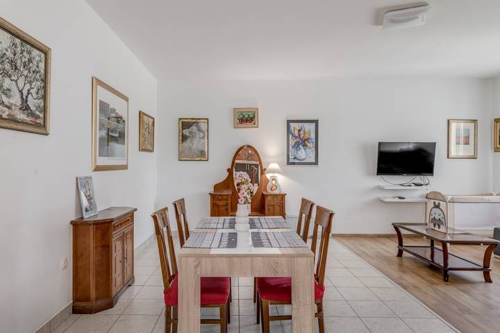Entire holiday apartment, Beachfront apartment Drazen, with patio & parking in Plaža Ježinac, Split