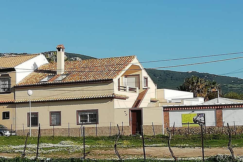 Playa de Bolonia, bonita casa con piscina junto al mar in El Lentiscal, Tarifa