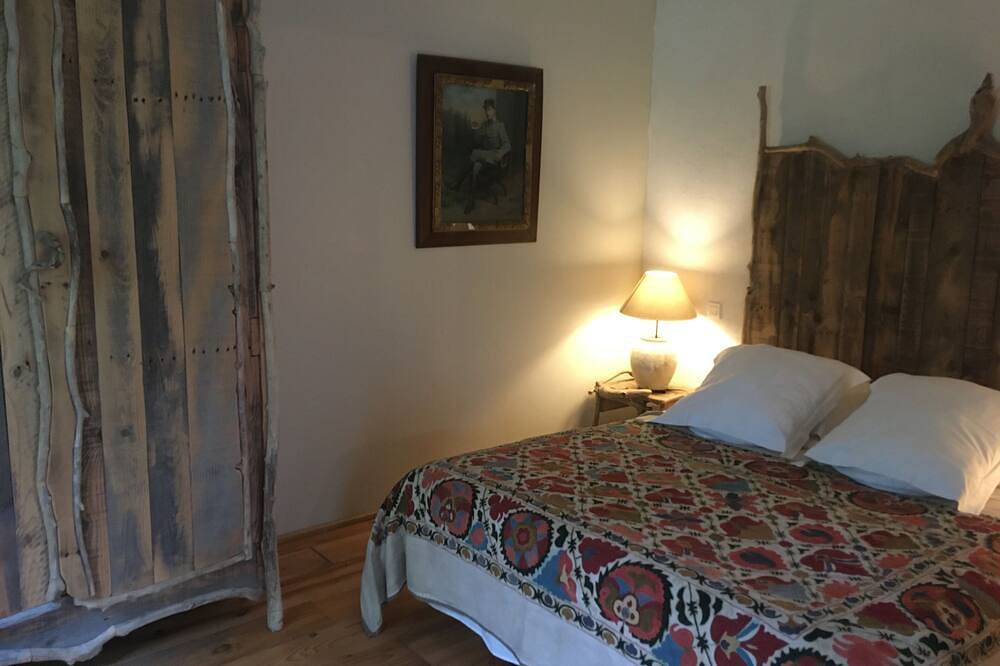Lodge climatisé dans la nature de 60M2 confortable avec piscine & bbq in Saint-Étienne-du-Grès, Région d'Arles