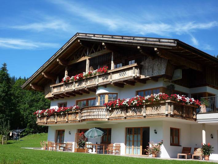 Ferienwohnung für 4 Personen, mit Terrasse und Garten sowie Ausblick in Schattwald