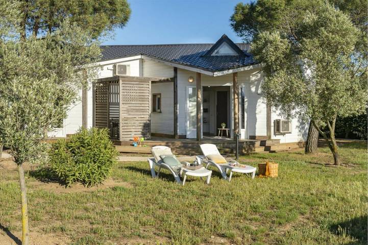 Location de vacances pour 3 personnes, avec jardin ainsi que terrasse et piscine, adapté aux familles à Portiragnes