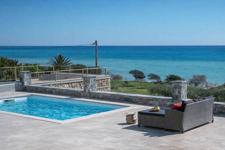 Kedros Villa 2, Beachfront 20m & Pool in Iraklio-Heraklion en omgeving