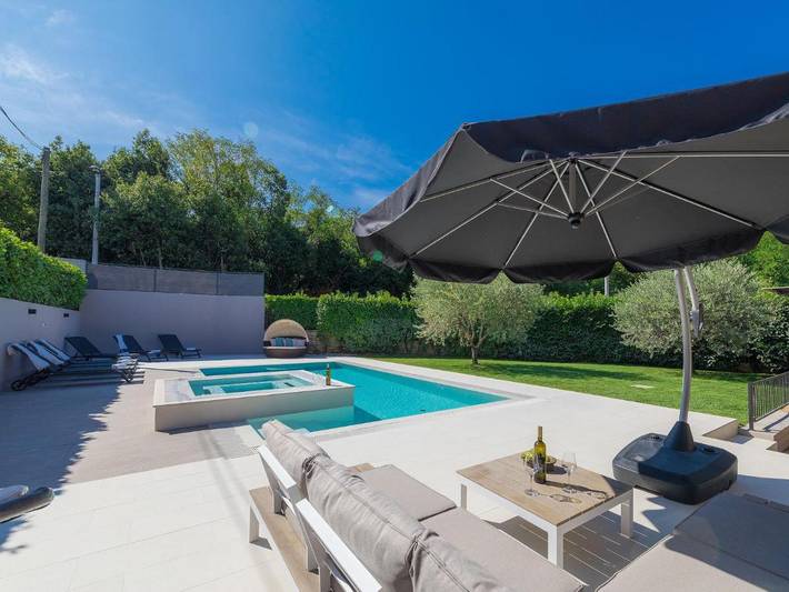 Ferienhaus für 4 Personen, mit Whirlpool und Terrasse sowie Garten und Pool in Čepljani